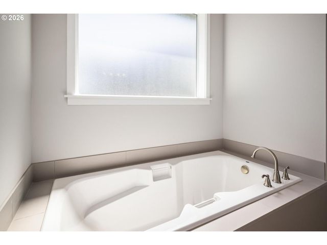 390 S 8TH St, Carlton, OR 97111