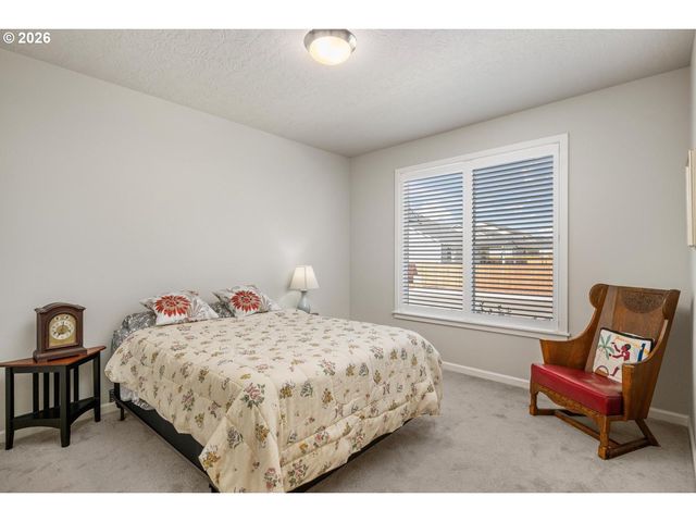 390 S 8TH St, Carlton, OR 97111