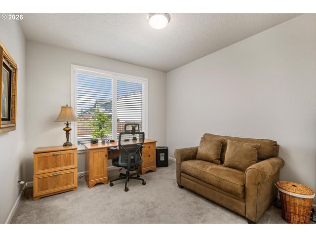 390 S 8TH St, Carlton, OR 97111