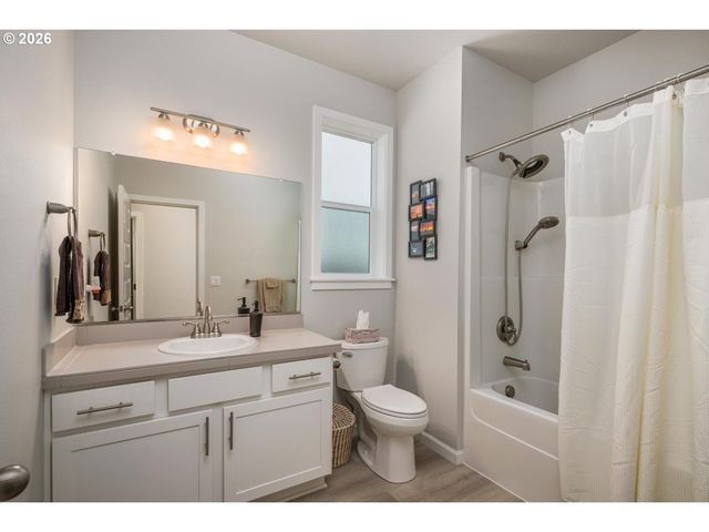 390 S 8TH St, Carlton, OR 97111