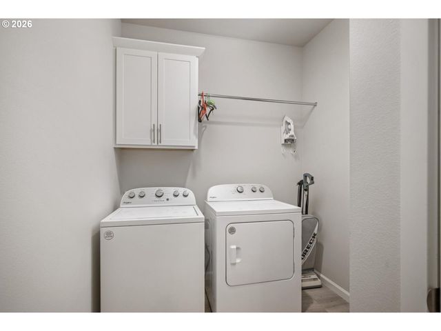 390 S 8TH St, Carlton, OR 97111