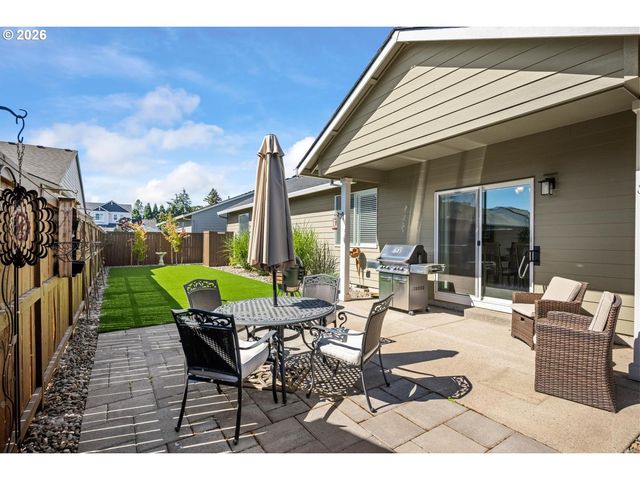 390 S 8TH St, Carlton, OR 97111