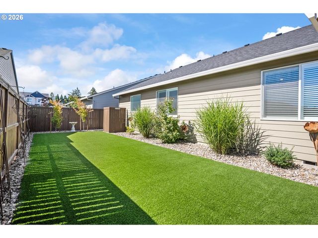 390 S 8TH St, Carlton, OR 97111