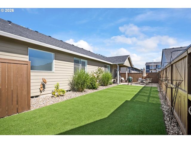 390 S 8TH St, Carlton, OR 97111