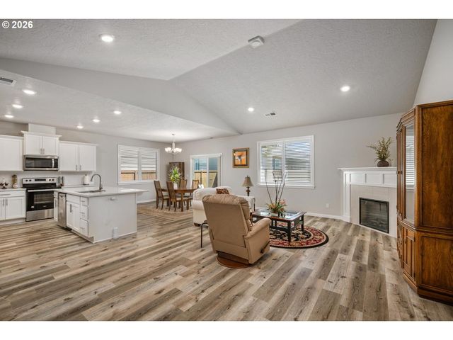 390 S 8TH St, Carlton, OR 97111