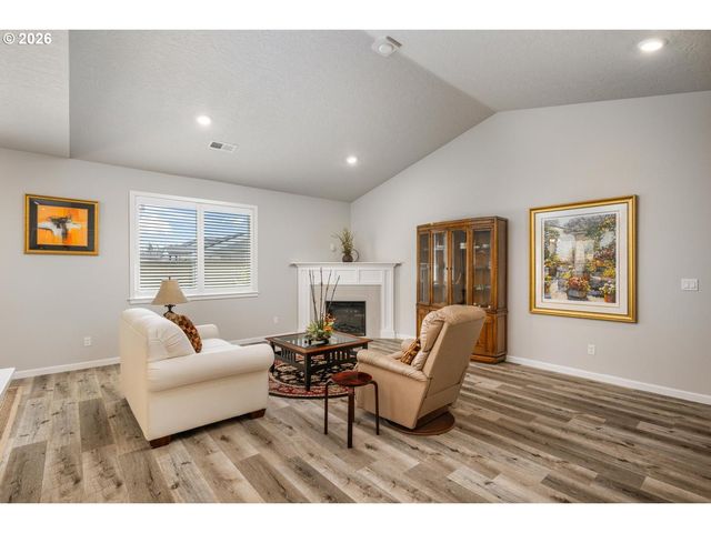 390 S 8TH St, Carlton, OR 97111