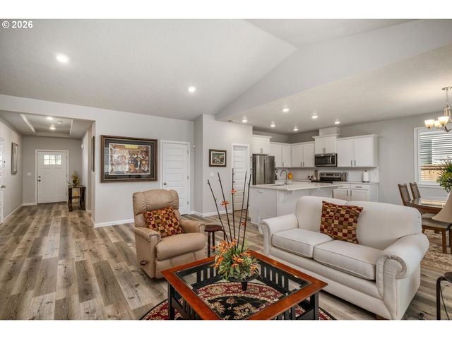 390 S 8TH St, Carlton, OR 97111