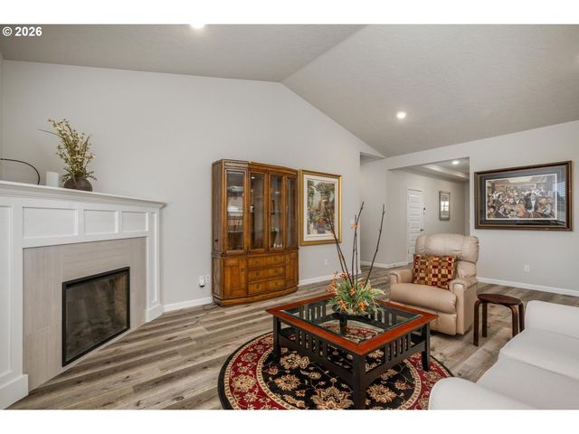 390 S 8TH St, Carlton, OR 97111