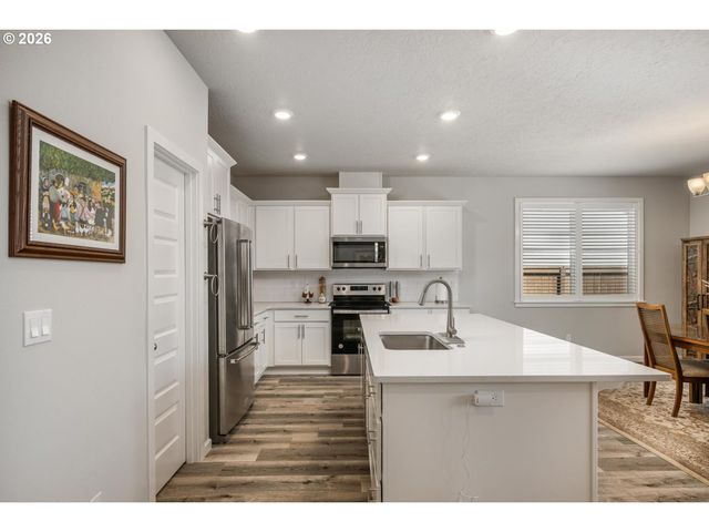390 S 8TH St, Carlton, OR 97111