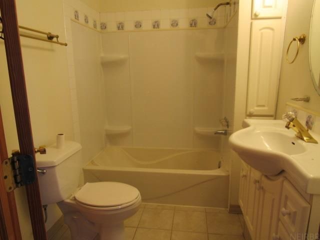 108 S Wayne Street, Manchester, IA 52057