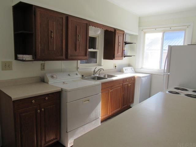 108 S Wayne Street, Manchester, IA 52057