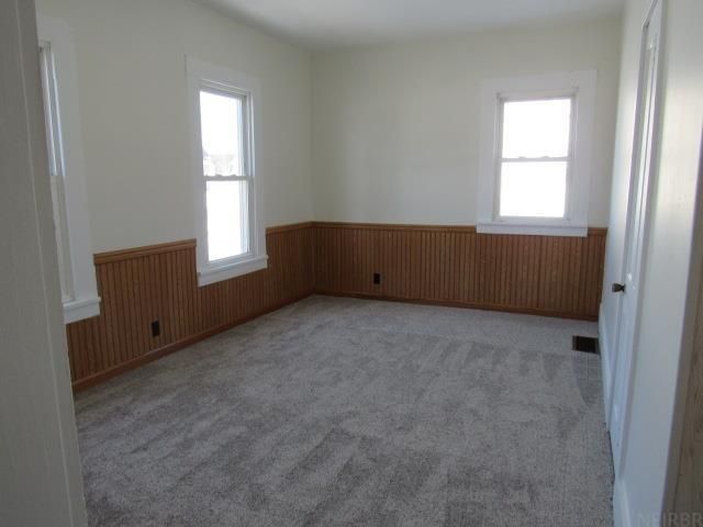 108 S Wayne Street, Manchester, IA 52057