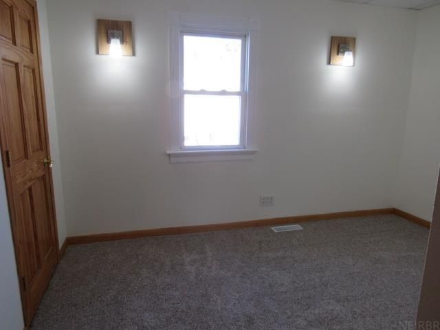 108 S Wayne Street, Manchester, IA 52057