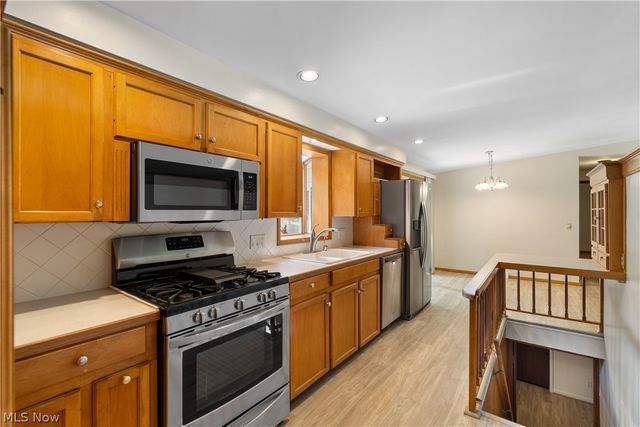 1222 Pleasantview Avenue SE, North Canton, OH 44720