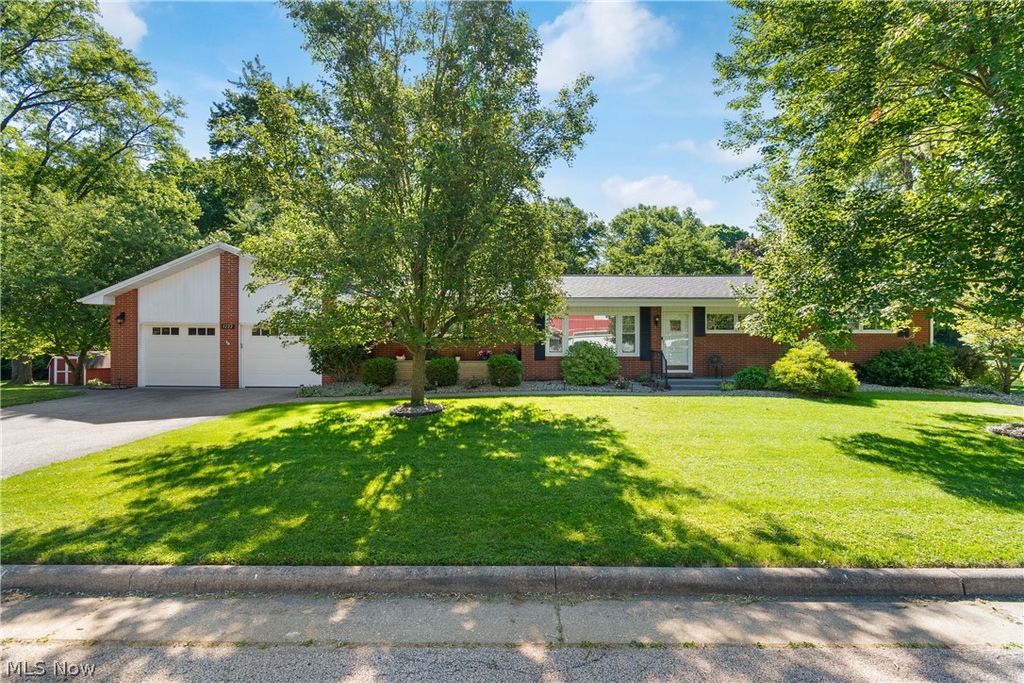 1222 Pleasantview Avenue SE, North Canton, OH 44720