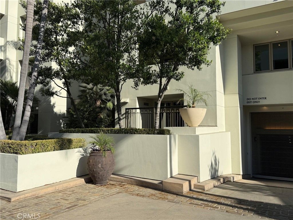 Image 2 of property listing at 920 Granite Drive 117, Pasadena, CA 91101