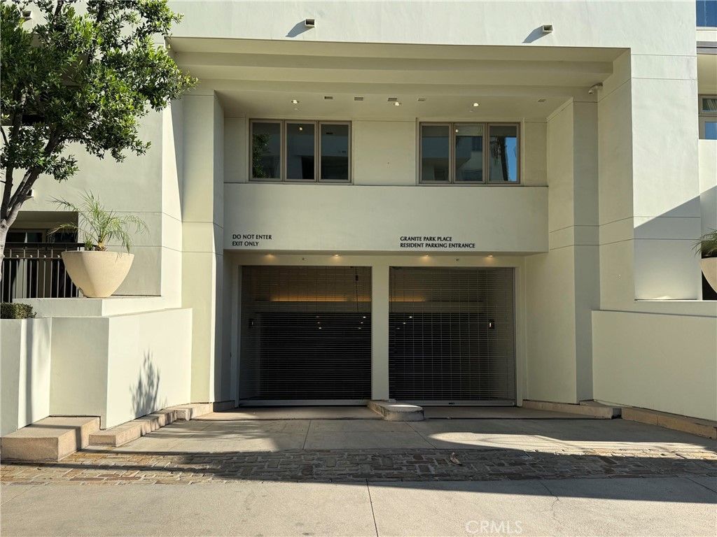 Image 3 of property listing at 920 Granite Drive 117, Pasadena, CA 91101