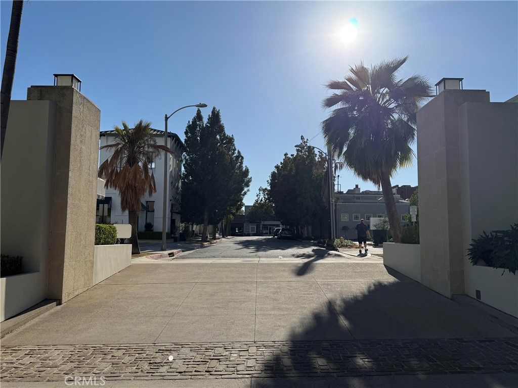 Image 4 of property listing at 920 Granite Drive 117, Pasadena, CA 91101