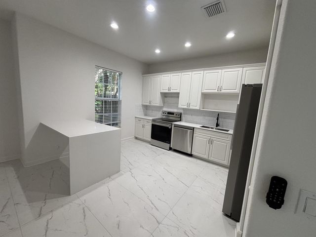 2789 Eagle Rock Circle 207, West Palm Beach, FL 33411