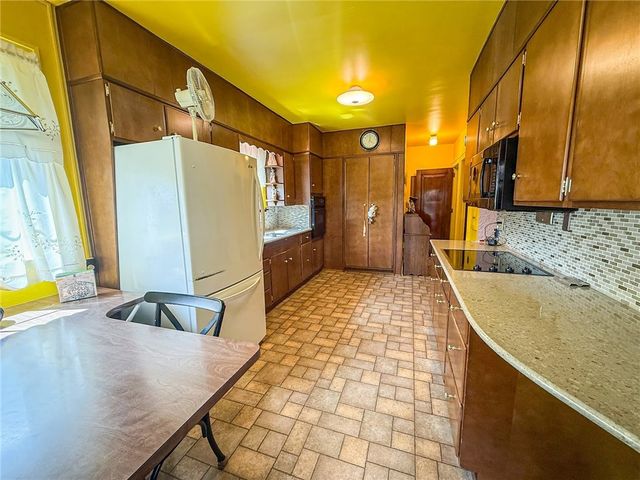221 E Muntz Ave, Twp Of But Se, PA 16001