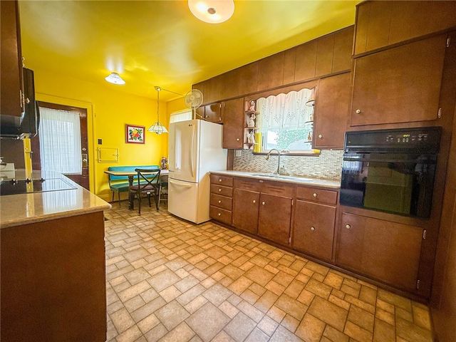 221 E Muntz Ave, Twp Of But Se, PA 16001