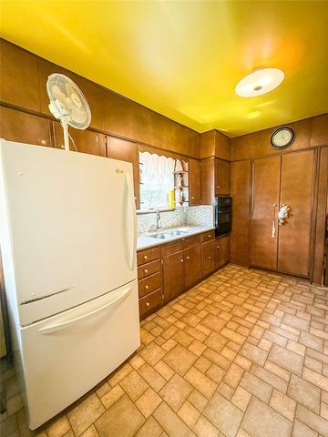 221 E Muntz Ave, Twp Of But Se, PA 16001