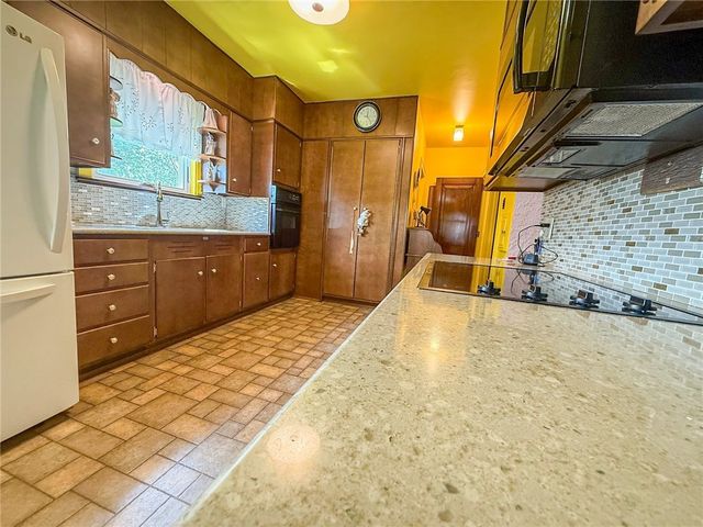 221 E Muntz Ave, Twp Of But Se, PA 16001