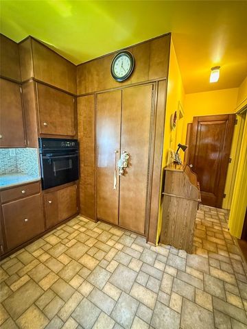 221 E Muntz Ave, Twp Of But Se, PA 16001