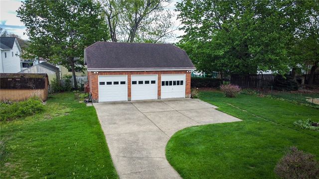221 E Muntz Ave, Twp Of But Se, PA 16001