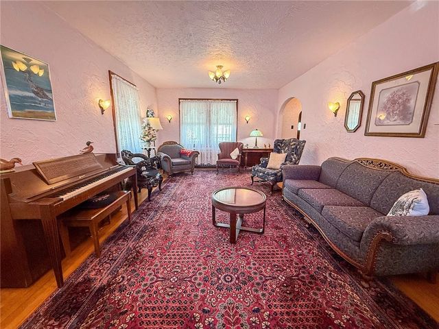221 E Muntz Ave, Twp Of But Se, PA 16001