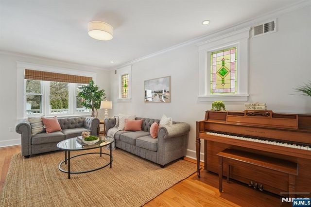 10 Otsego Road, Verona, NJ 07044