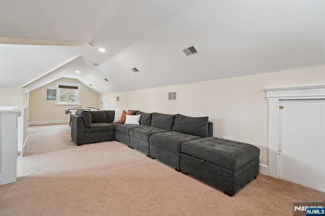 10 Otsego Road, Verona, NJ 07044