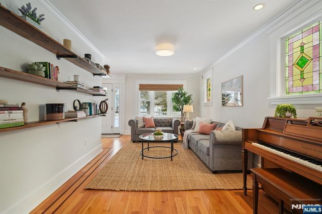 10 Otsego Road, Verona, NJ 07044