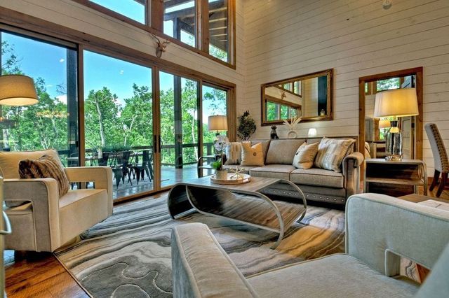 590 Deer Crest Road, Blue Ridge, GA 30513