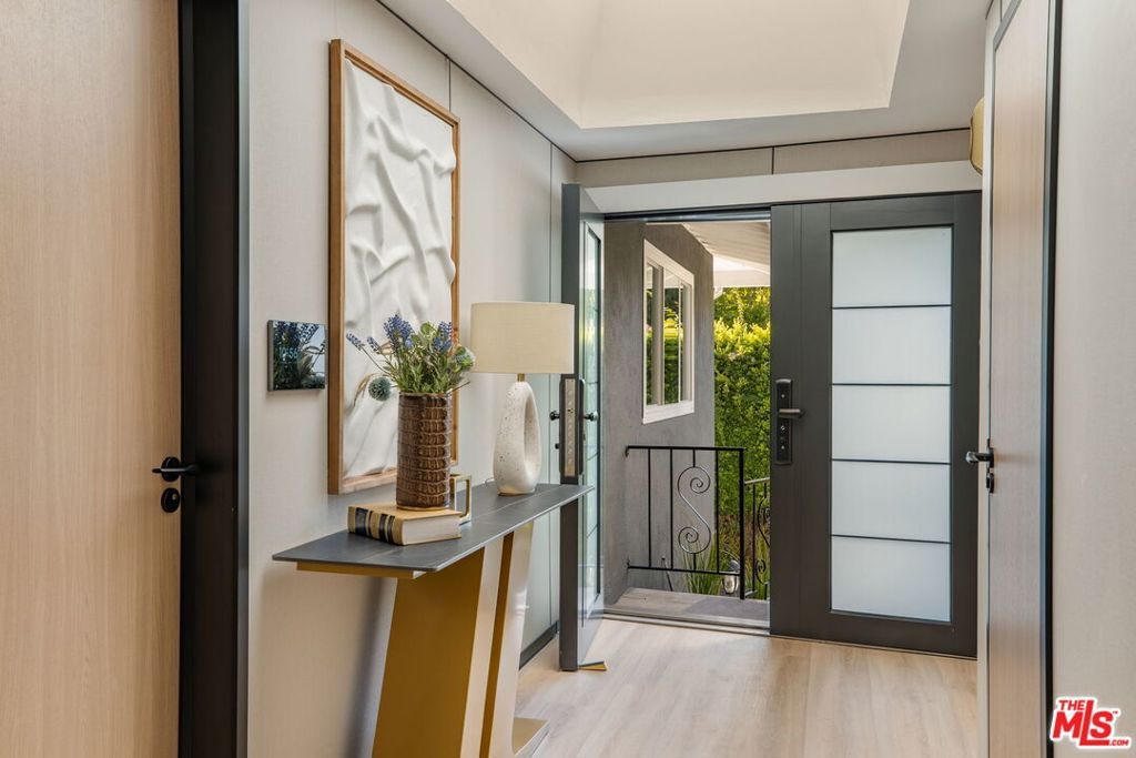 126 N Thurston Avenue, Los Angeles, CA 90049 — photo 2