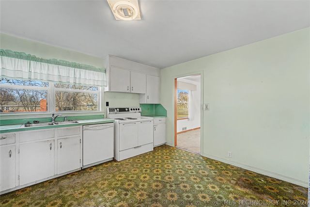 1202 W Davis Drive, Nowata, OK 74048