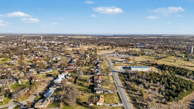 1202 W Davis Drive, Nowata, OK 74048