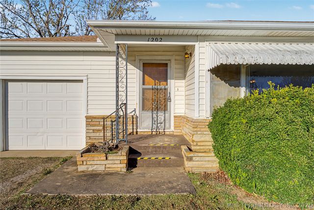 1202 W Davis Drive, Nowata, OK 74048