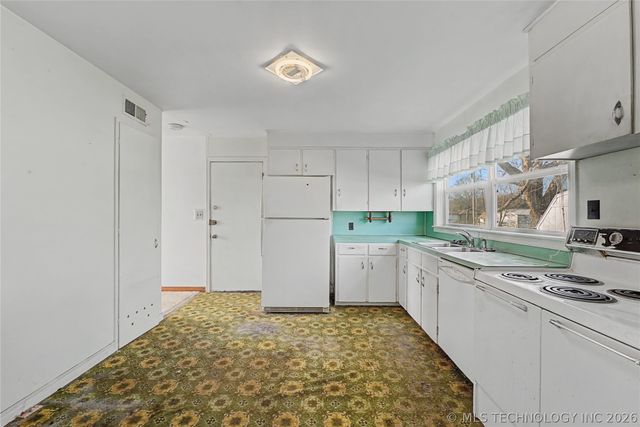 1202 W Davis Drive, Nowata, OK 74048