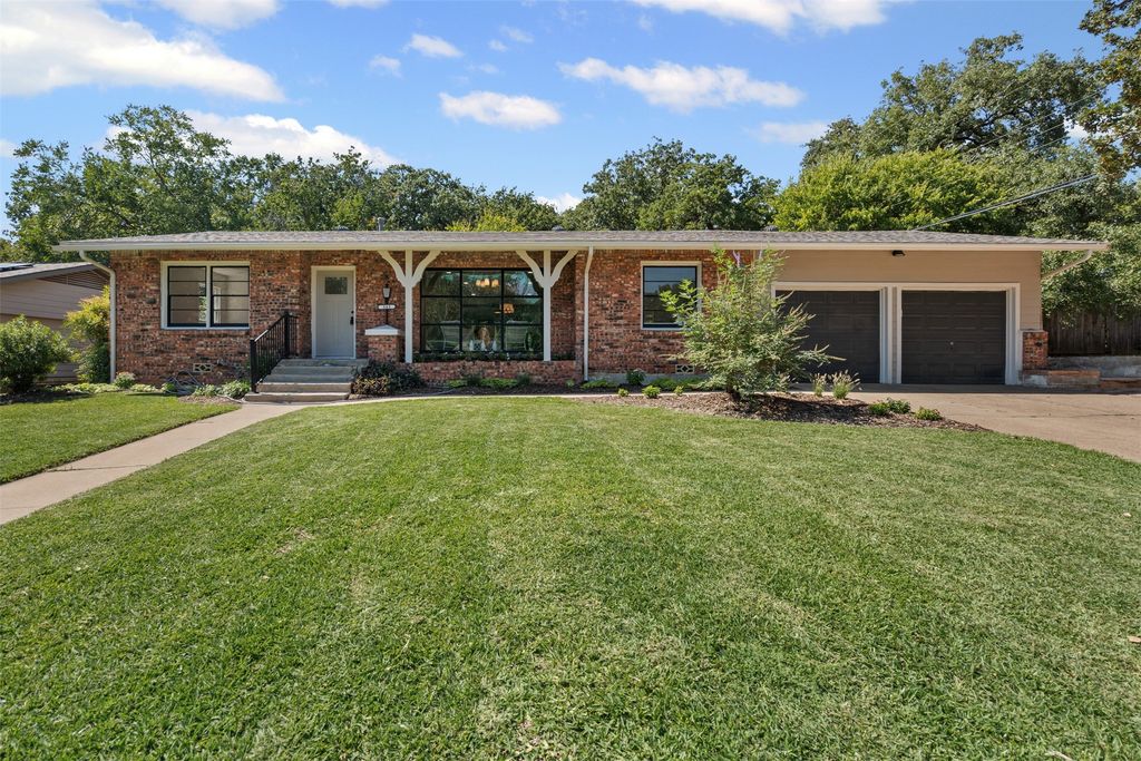 545 Hurstview Drive, Hurst, TX 76053