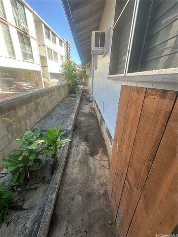 2742 Kaaha Street, Honolulu, HI 96826