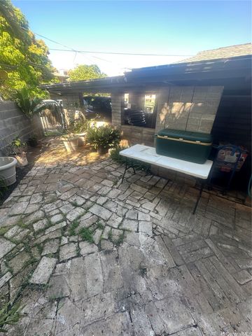 2742 Kaaha Street, Honolulu, HI 96826