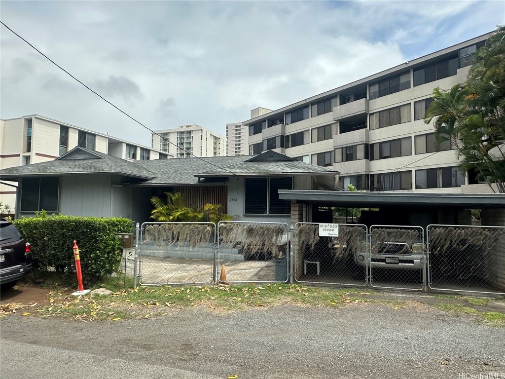 2742 Kaaha Street, Honolulu, HI 96826