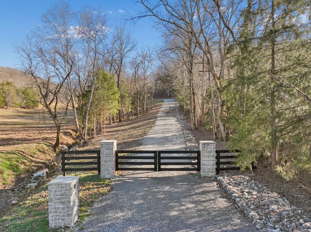 215 Hickman Creek Road S, Hickman, TN 38567