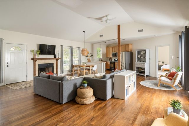 21900 Moulin DR, Spicewood, TX 78669