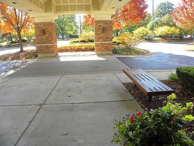 605 BARRINGTON Avenue 208, East Dundee, IL 60118