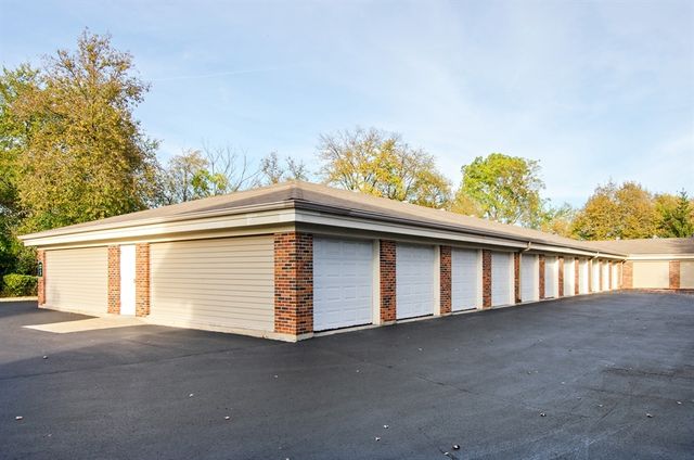 605 BARRINGTON Avenue 208, East Dundee, IL 60118