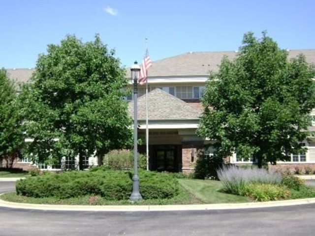 605 BARRINGTON Avenue 208, East Dundee, IL 60118