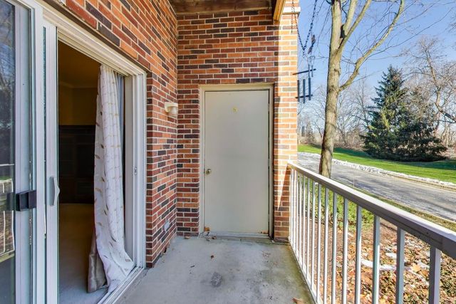 605 BARRINGTON Avenue 208, East Dundee, IL 60118