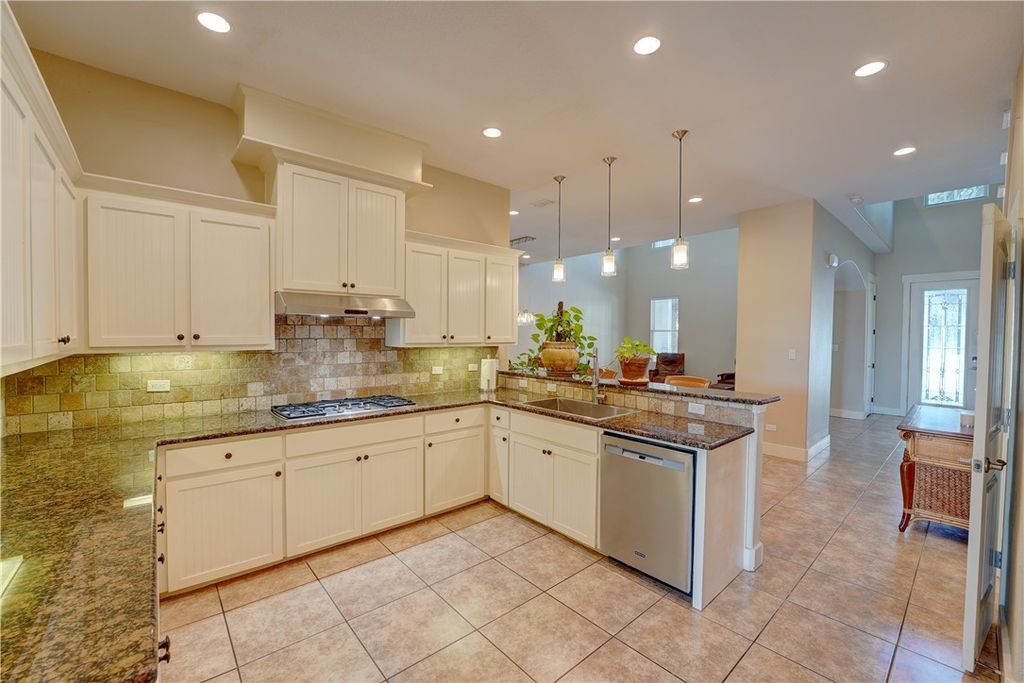 107 Frontenac, Rockport, TX 78382 — photo 3